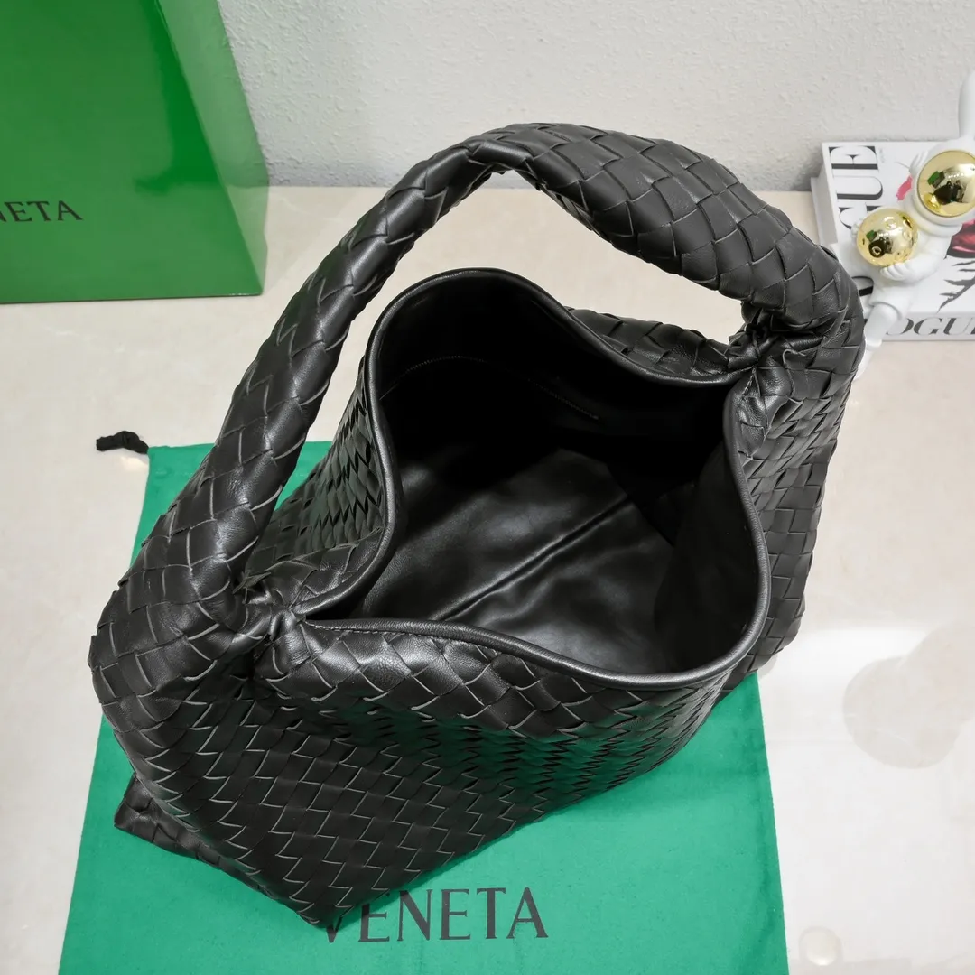 Batch 2160 #Bv New large HOP bag, the bag body and handles are made of a whole piece of woven leather. The bag body is soft and lazy. Hop symbolizes the praise of innovation and eternal craftsmanship [love]. The pyramid silhouette combines practicality and fashion. Modern and casual, the bag mouth is double-sided closed design, more convenient and safe! The cowhide texture also makes the bag more wear-resistant and durable. A must-have for fashionable ladies who like minimalism yet comfortable and casual! Size: 54x24x13, Model: 3970#